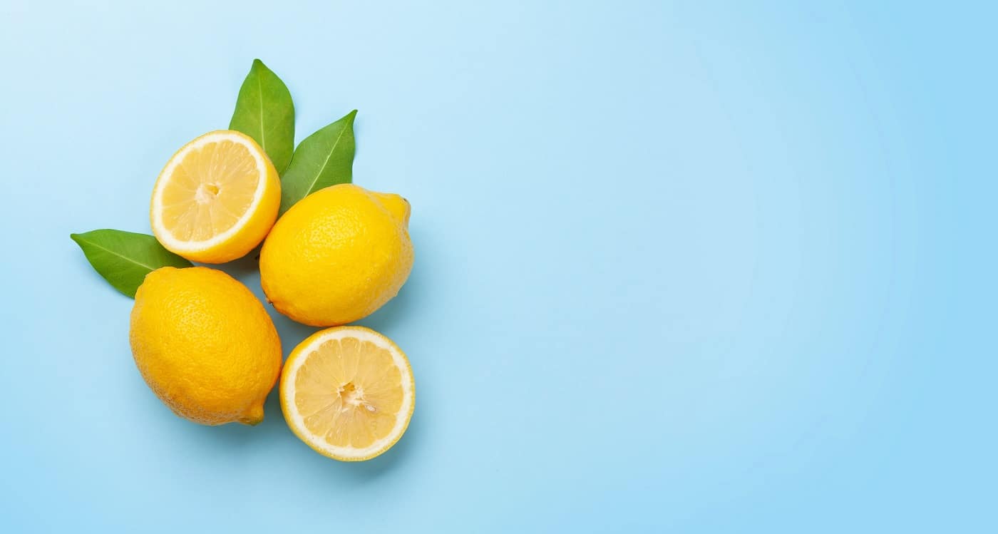 Fresh,Ripe,Lemons,On,Blue,Background