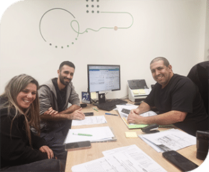 לקוחות של לימון משכנתאות מחייכים ברגע חתימה בבנק, לאחר תהליך ייעוץ שכלל בדיקת זכאות, חישוב משכנתא ואיחוד הלוואות.