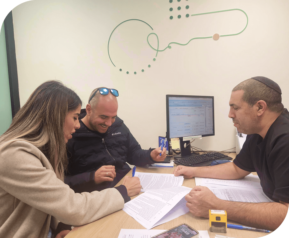 הזוג אוחנה, לקוחות לימון משכנתאות, חותמים בבנק לאחר תהליך של ייעוץ משכנתאות מקצועי שכלל איחוד הלוואות, חישוב החזר חודשי והתאמה אישית של מסלול המשכנתא בליווי יועץ משכנתאות מומלץ.