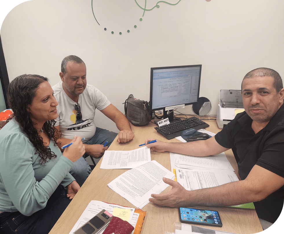 לקוחות לימון משכנתאות חותמים בבנק לאחר תהליך ייעוץ משכנתאות מקצועי שכלל מחזור משכנתא, איחוד הלוואות והתאמת תמהיל אופטימלי בליווי יועץ משכנתאות מומלץ.