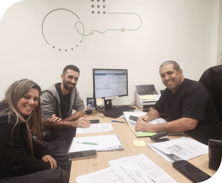 זוג לקוחות של לימון משכנתאות ברגע החתימה בבנק, לאחר תהליך ייעוץ משכנתאות שכלל חישוב החזר חודשי, מחזור משכנתא ואיחוד הלוואות, עם ליווי אישי של יועץ משכנתאות מומלץ.