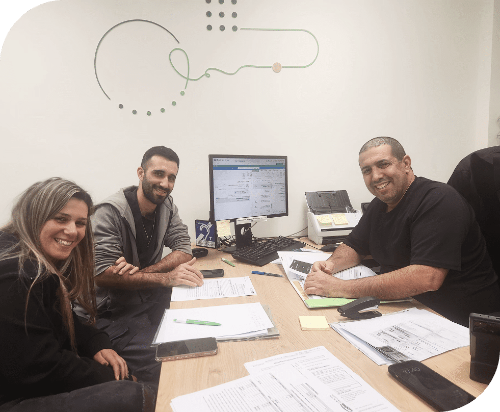 זוג לקוחות של לימון משכנתאות ברגע החתימה בבנק, לאחר תהליך ייעוץ משכנתאות שכלל חישוב החזר חודשי, מחזור משכנתא ואיחוד הלוואות, עם ליווי אישי של יועץ משכנתאות מומלץ.