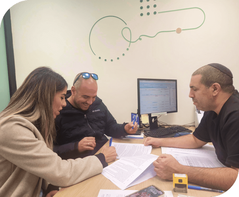 הזוג אוחנה, לקוחות לימון משכנתאות, חותמים בבנק לאחר תהליך של ייעוץ משכנתאות מקצועי שכלל איחוד הלוואות, חישוב החזר חודשי והתאמה אישית של מסלול המשכנתא בליווי יועץ משכנתאות מומלץ.