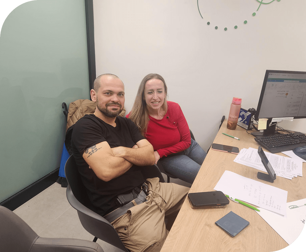 הזוג מקסימובסקי, לקוחות לימון משכנתאות, חותמים בבנק לאחר תהליך ייעוץ משכנתאות שכלל מחזור משכנתא, איחוד הלוואות ובניית תמהיל מותאם אישית עם יועץ משכנתאות מומלץ.
