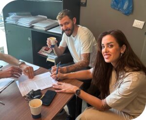 לקוחות של לימון משכנתאות חותמים מול חברת אלבר לאחר תהליך ייעוץ מקצועי שכלל איחוד הלוואות, חישוב משכנתא והתאמה אישית של פתרון מימון חוץ בנקאי בליווי יועץ משכנתאות מומלץ.