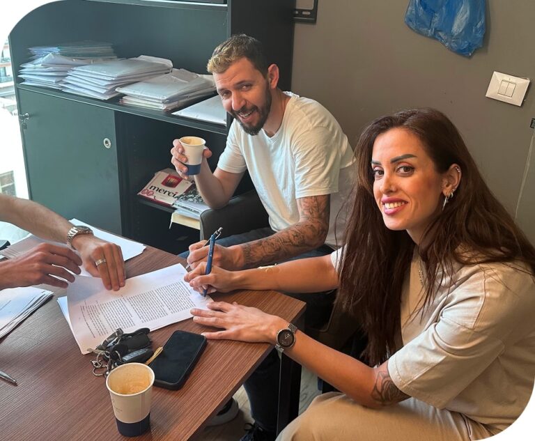 לקוחות של לימון משכנתאות חותמים מול חברת אלבר לאחר תהליך ייעוץ מקצועי שכלל איחוד הלוואות, חישוב משכנתא והתאמה אישית של פתרון מימון חוץ בנקאי בליווי יועץ משכנתאות מומלץ.